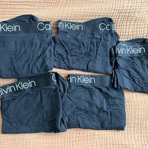 5 pairs of Calvin Klein boxer briefs, M, I’m size 32 and they are a perfect fit